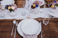 Tischedekoration ist ein gro&szlig;es Thema f&uuml;r die Hochzeitspalnung. Alles sollte richtig durchdacht sein, damit es zusammen passt. Hier kamen bunte frische Schnittblumen in zarten Porzellanvasen zum Einsatz